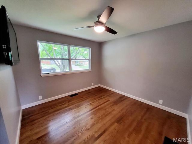 18 Queensbrook Place, Olivette, MO 63132