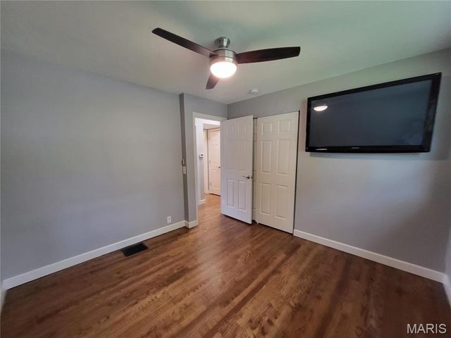 18 Queensbrook Place, Olivette, MO 63132