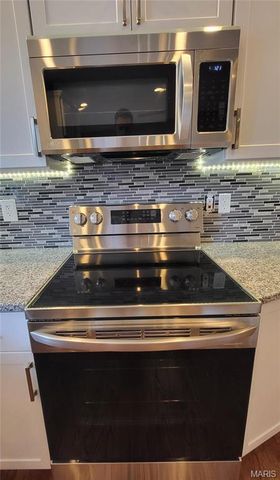 18 Queensbrook Place, Olivette, MO 63132