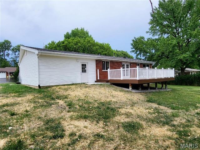 18 Queensbrook Place, Olivette, MO 63132