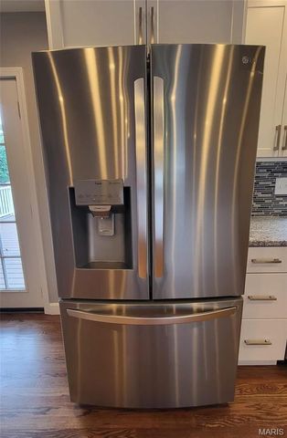 18 Queensbrook Place, Olivette, MO 63132