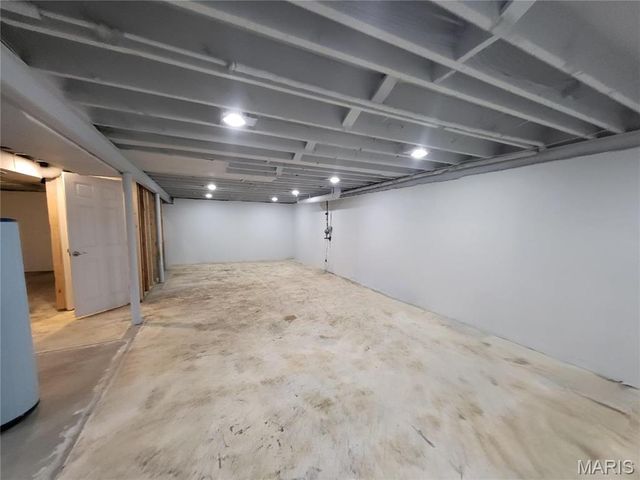 18 Queensbrook Place, Olivette, MO 63132