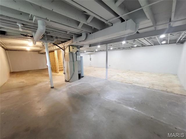 18 Queensbrook Place, Olivette, MO 63132