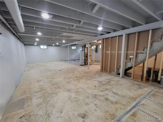 18 Queensbrook Place, Olivette, MO 63132