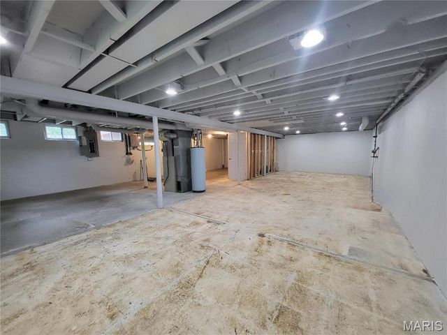 18 Queensbrook Place, Olivette, MO 63132