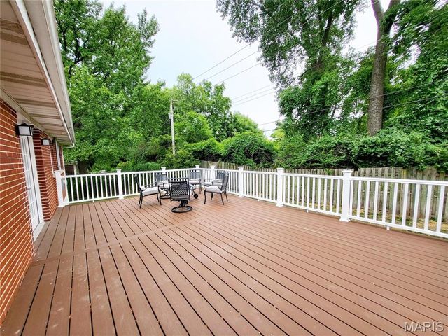 18 Queensbrook Place, Olivette, MO 63132