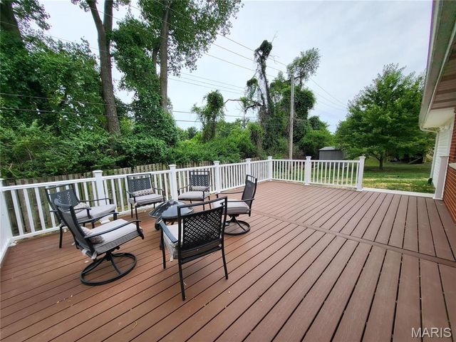 18 Queensbrook Place, Olivette, MO 63132