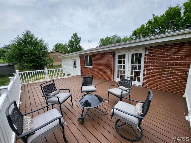 18 Queensbrook Place, Olivette, MO 63132