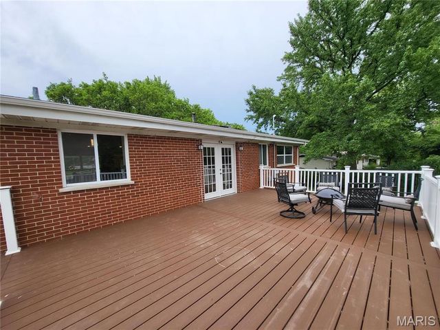 18 Queensbrook Place, Olivette, MO 63132