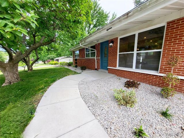 18 Queensbrook Place, Olivette, MO 63132