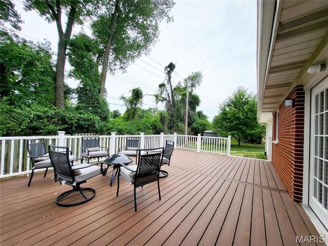 18 Queensbrook Place, Olivette, MO 63132