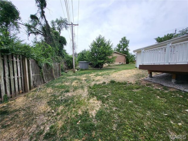 18 Queensbrook Place, Olivette, MO 63132