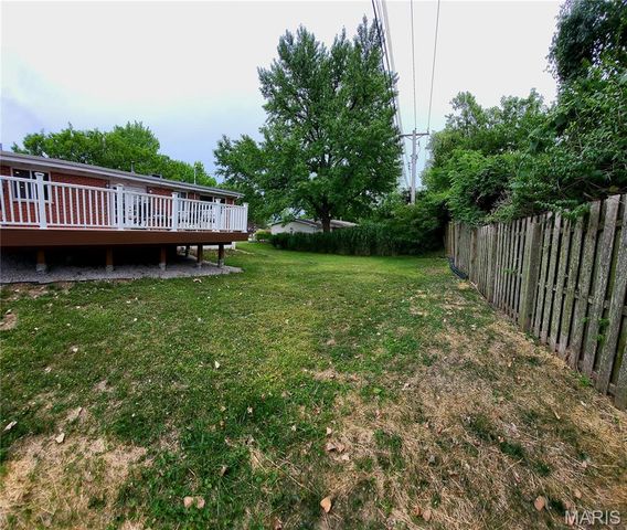 18 Queensbrook Place, Olivette, MO 63132