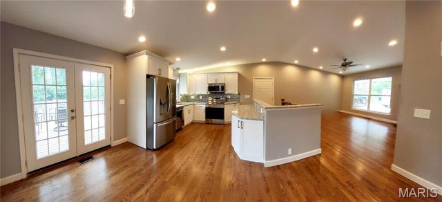 18 Queensbrook Place, Olivette, MO 63132