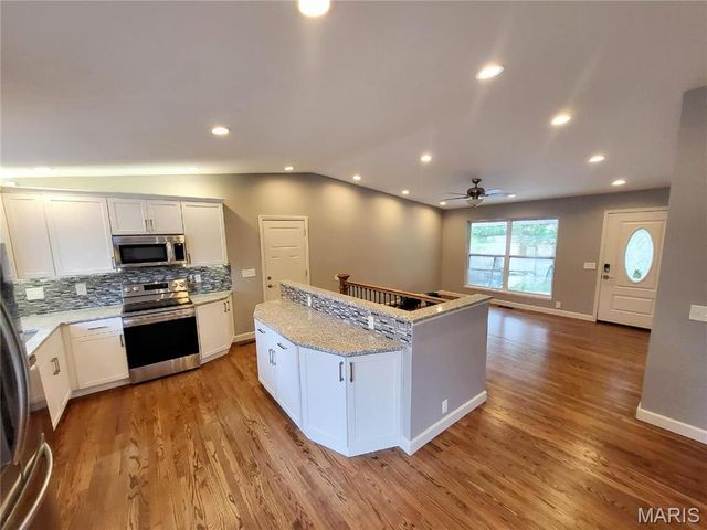 18 Queensbrook Place, Olivette, MO 63132