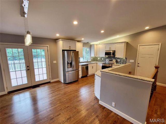 18 Queensbrook Place, Olivette, MO 63132