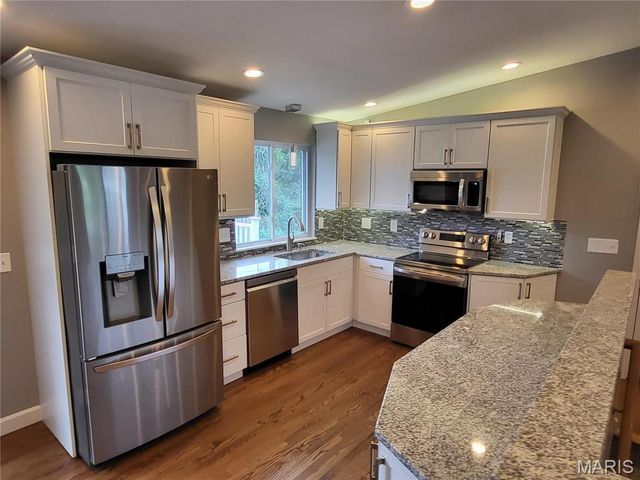 18 Queensbrook Place, Olivette, MO 63132