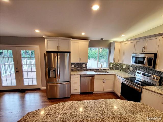 18 Queensbrook Place, Olivette, MO 63132