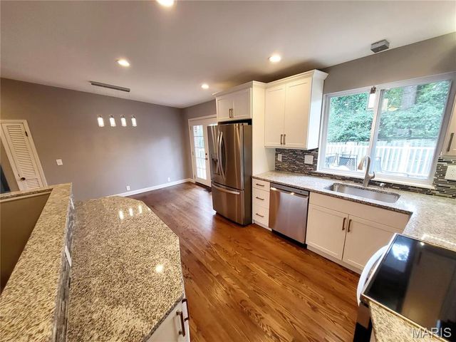 18 Queensbrook Place, Olivette, MO 63132