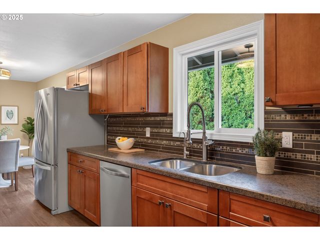 17928 ROYAL Ct, Lake Oswego, OR 97035