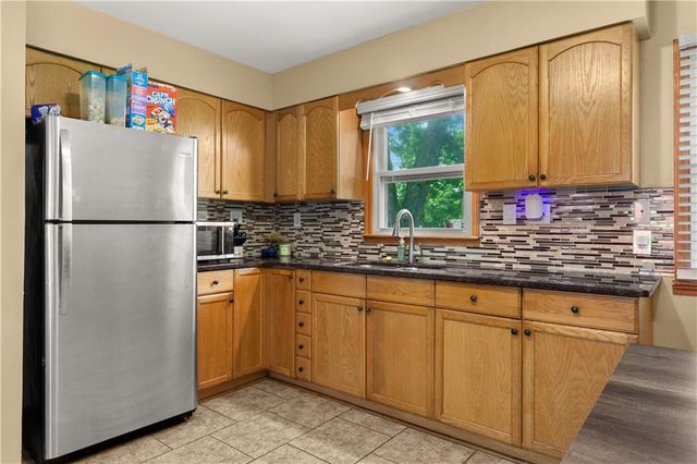 2522 Queen Ridge Drive, Independence, MO 64055