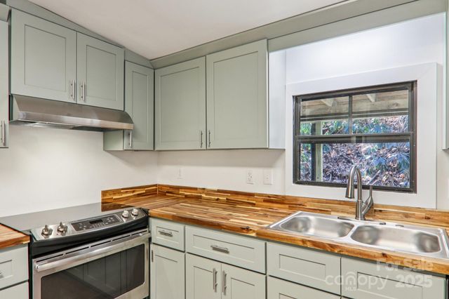 53 Woodscape Drive, Mills River, NC 28759