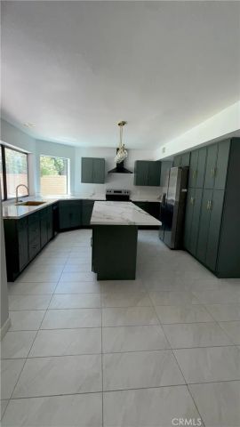 7813 Nairn Court, Bakersfield, CA 93309