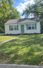 823 SE Pinecrest DR, Topeka, KS 66605