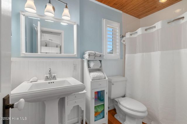 1528 Island Road, Harkers Island, NC 28531