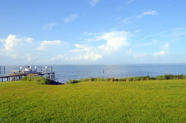 1528 Island Road, Harkers Island, NC 28531