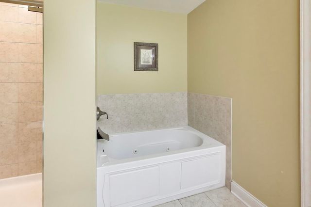 1200 N Foxdale Drive 100, Addison, IL 60101