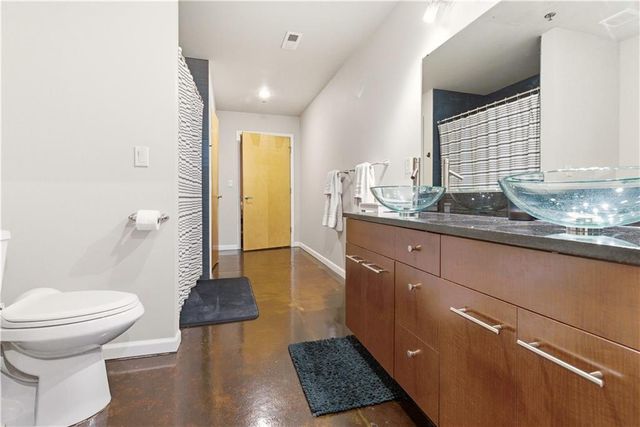360 W Pershing Road 030, Kansas City, MO 64108