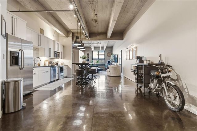 360 W Pershing Road 030, Kansas City, MO 64108