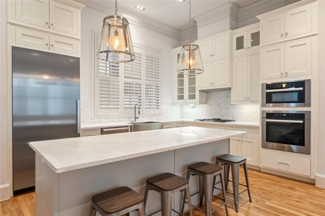 1306 Castle Court A, Houston, TX 77006