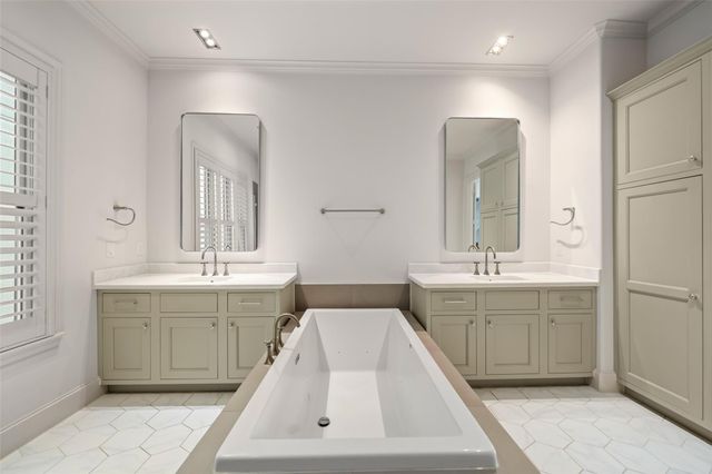 1306 Castle Court A, Houston, TX 77006