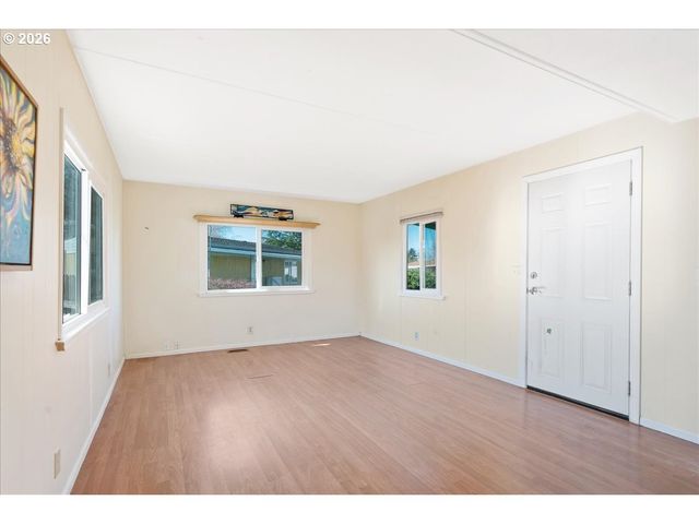 1418 PINE St 7, Silverton, OR 97381