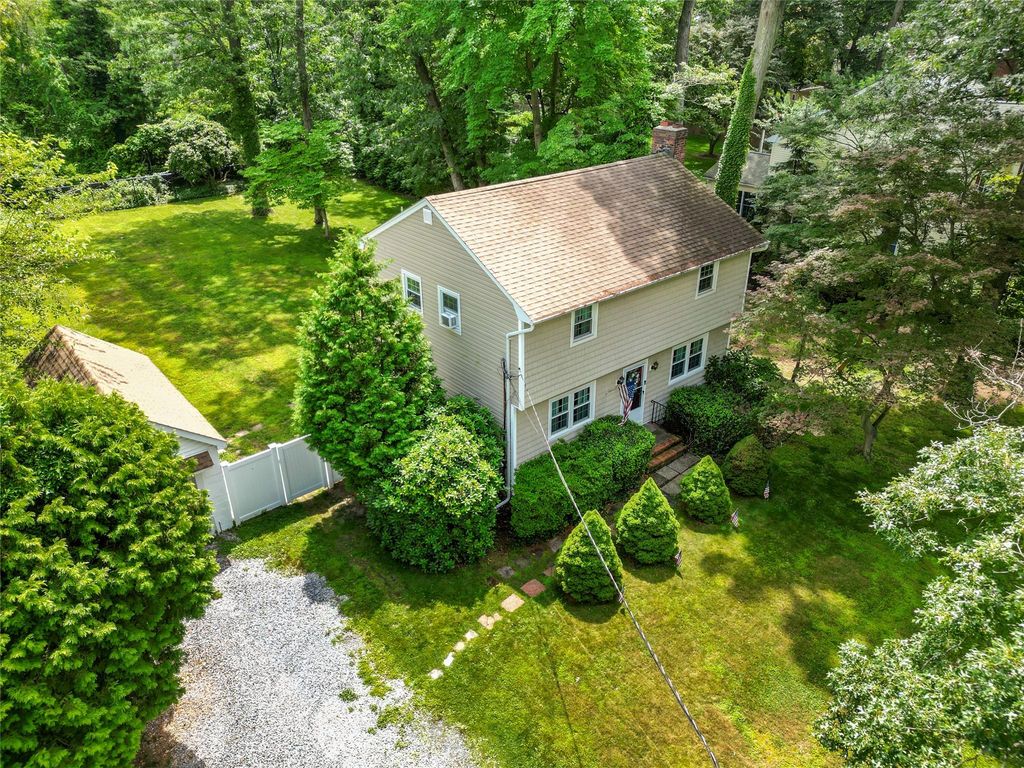 12 Greentree Court, Northport, NY 11768