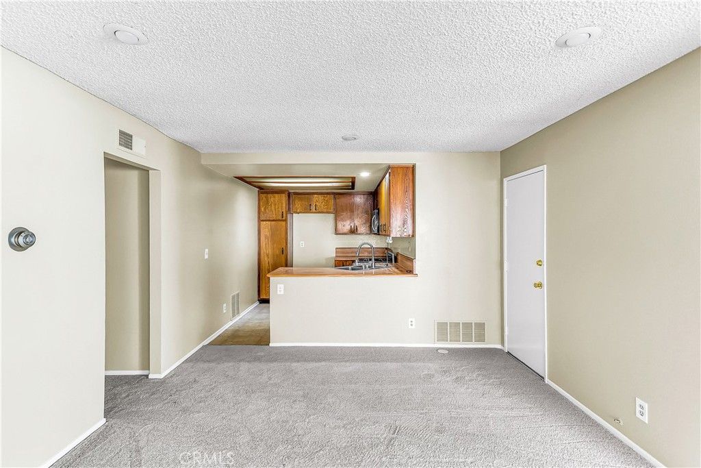 Image 8 of property listing at 6348 Swallow, Ventura, CA 93003