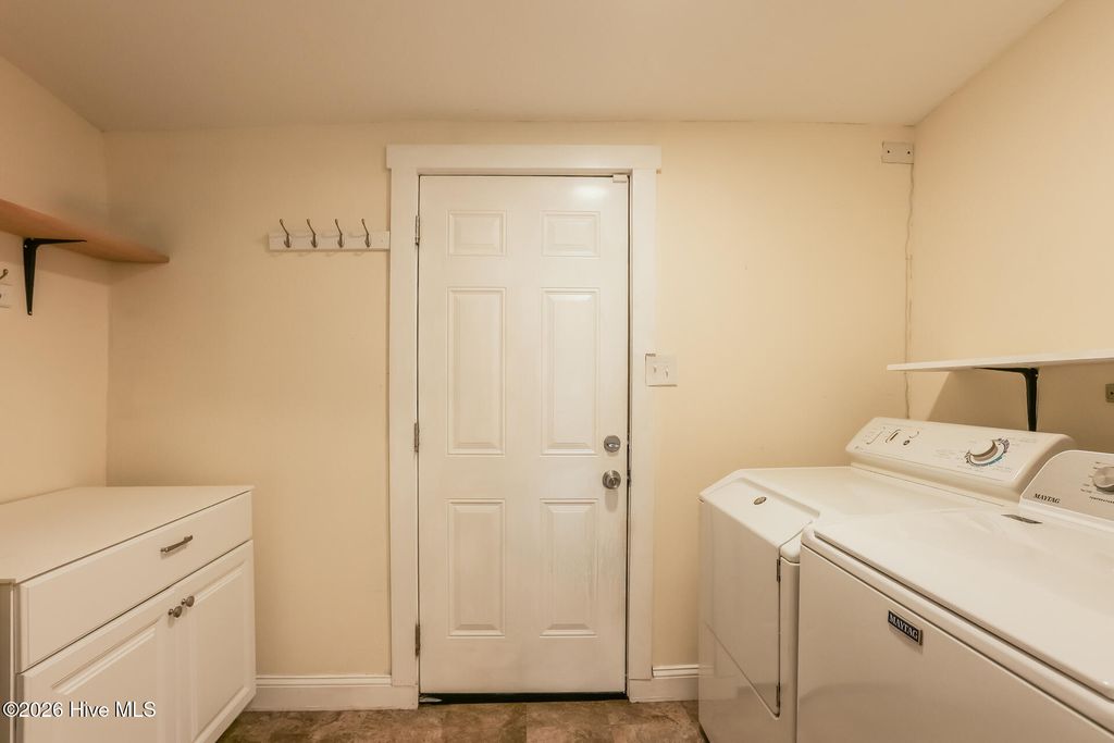 Image 15 of property listing at 1231 E 42nd Street, Savannah, GA 31404