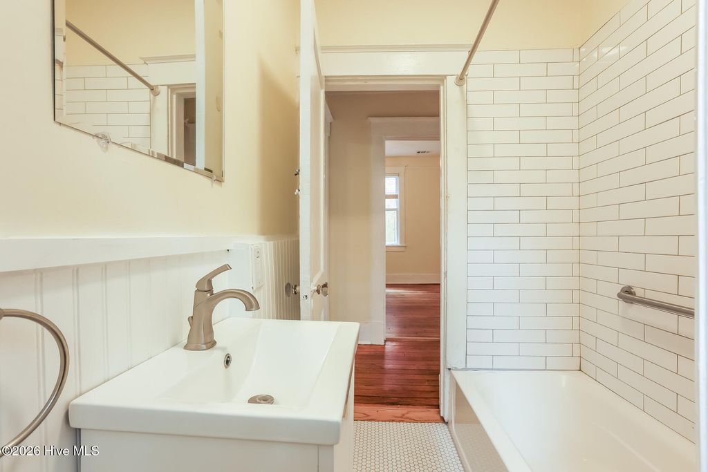 Image 6 of property listing at 1231 E 42nd Street, Savannah, GA 31404