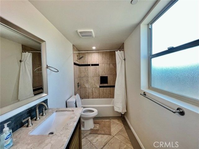 1013 E La Palma, Inglewood, CA 90301