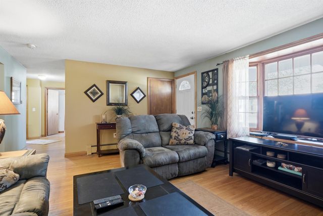 18 Cottonwood Drive, Hudson, NH 03051