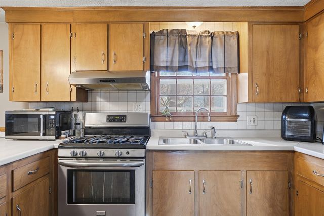 18 Cottonwood Drive, Hudson, NH 03051