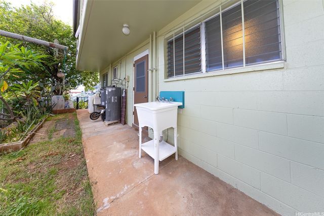 1313 Ahiahi Street, Honolulu, HI 96817