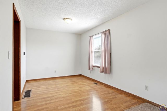 4144 SE 45th St, Berryton, KS 66409