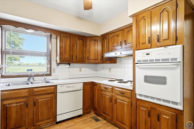 4144 SE 45th St, Berryton, KS 66409