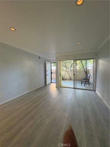 8105 Canby 4, Reseda, CA 91335