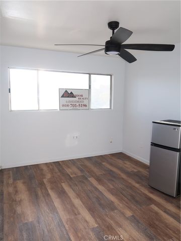 8105 Canby 4, Reseda, CA 91335