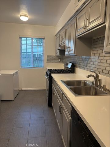 8105 Canby 4, Reseda, CA 91335