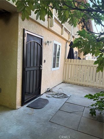 8105 Canby 4, Reseda, CA 91335